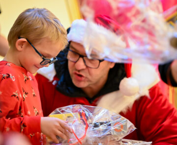 Tomasz Karolak Mikołajem dla naszych podopiecznych
